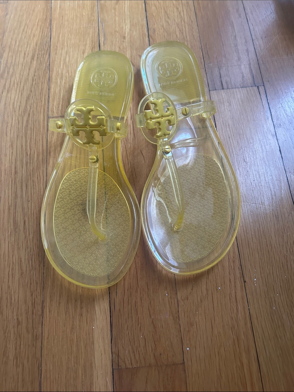 Tory Burch Transparent Yellow Jelly Logo Thong Sandals - Picture 2 of 4
